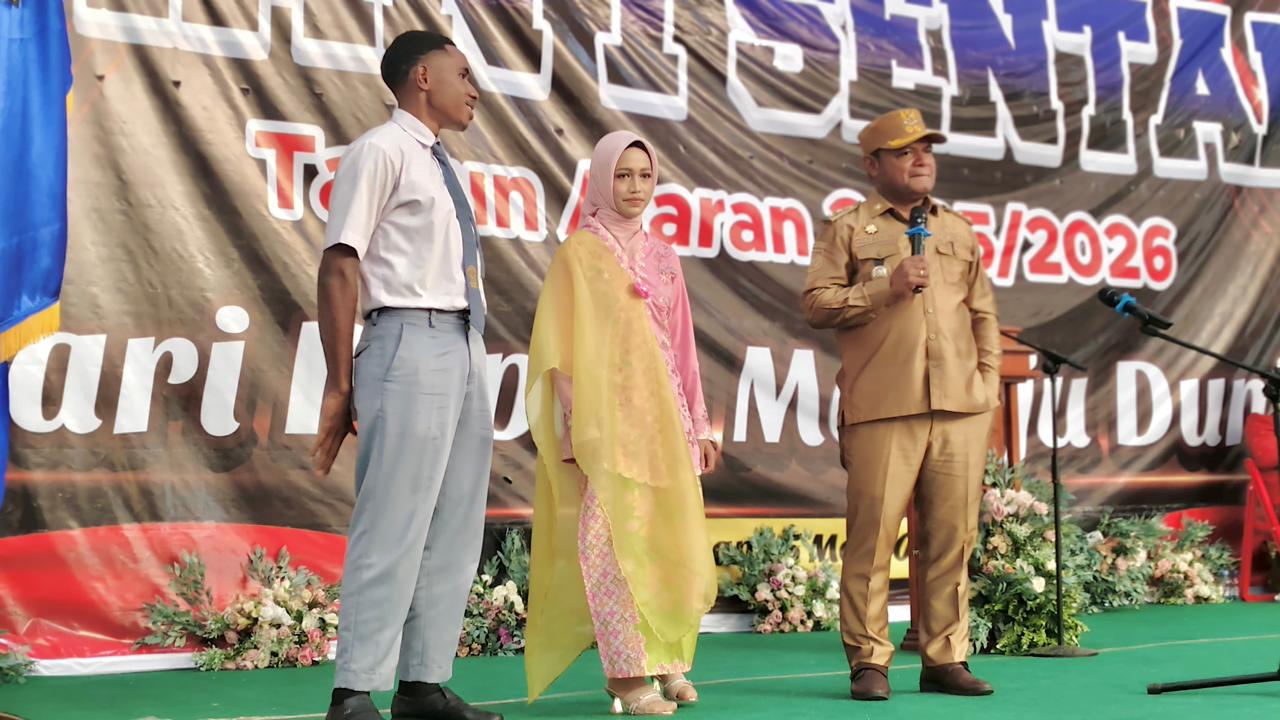 Wakil Bupati Jayapura, Haris Richard S. Yocku, S.H., saat mengahadiri acara purna siswa dan pelepasan siswa kelas XII SMA Negeri 1 Sentani tahun ajaran 2025/2026 di Stakin Sentani. Selasa (05/05/2026)