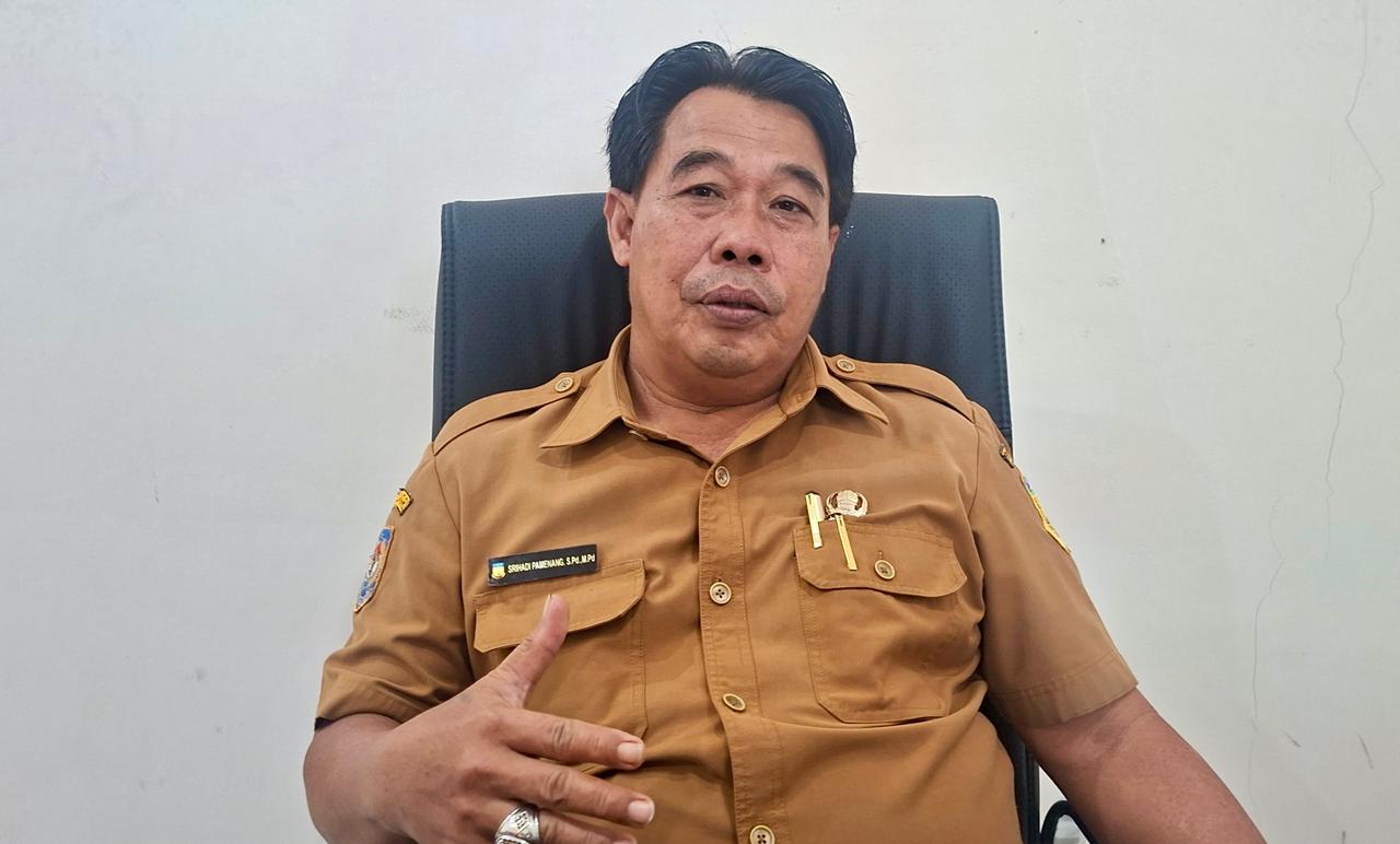 Kepala Dispora Kabupaten Jayapura, Srihadi Pamenang, S.Pd., M.Pd., saat diwawancara di ruang kerjanya. Senin (04/05/2026)