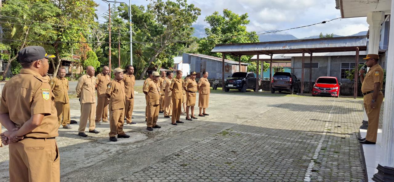 Asisten I Bidang Pemerintahan Sekretariat Daerah Kabupaten Jayapura, Gilberd R. Yakwart, S.STP., saat pimpin Apel Pagi di halaman Kantor Distrik Sentani Timur. Senin (04/05/2026)