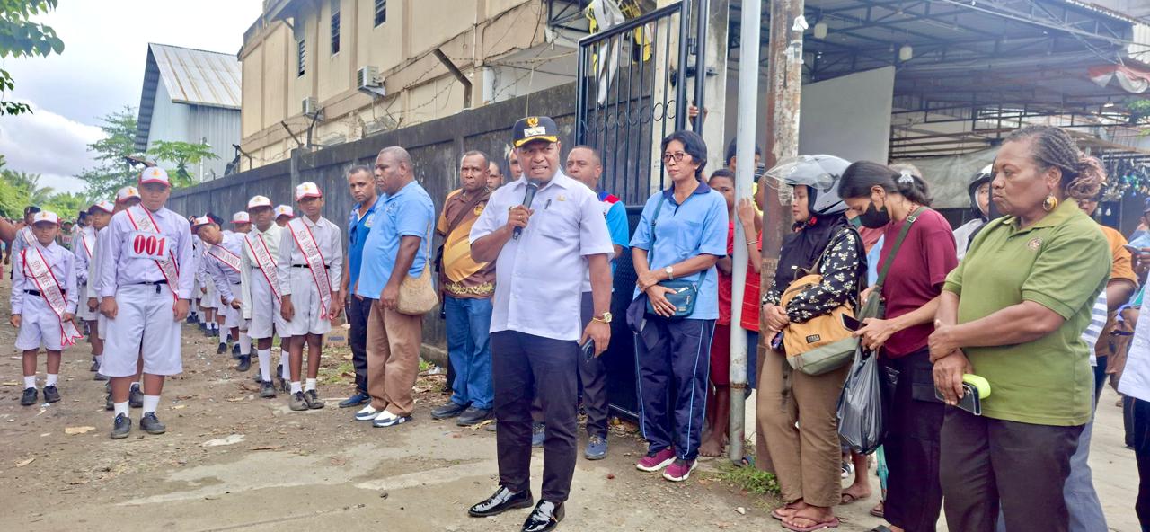 Wakil Bupati Jayapura, Haris Ricard S. Yocku, S.H., saat membuka kegiatan Lomba Gerak Jalan tingkat SD, SMP/MTs dan SMA/SMK, di Sentani. Rabu (29/4/2026)