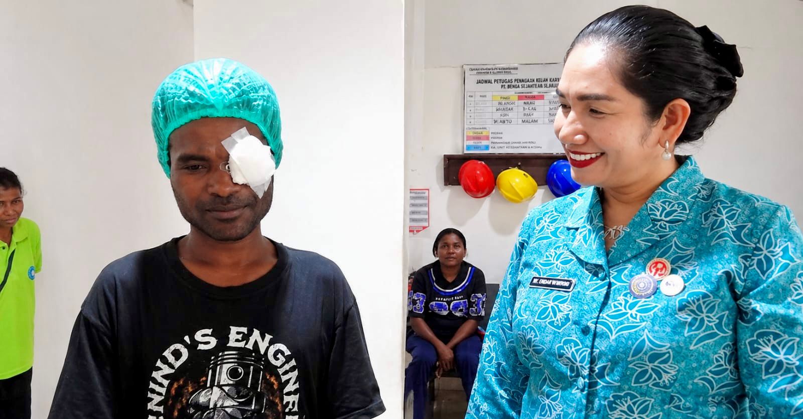 Ketua TP-PKK Kabupaten Jayapura, Ny. Dewi S. Wonda, menyapa dan berbincang hangat dengan Yosias, pasien yang baru saja menjalani operasi katarak gratis di RS Marthen Indey Jayapura.