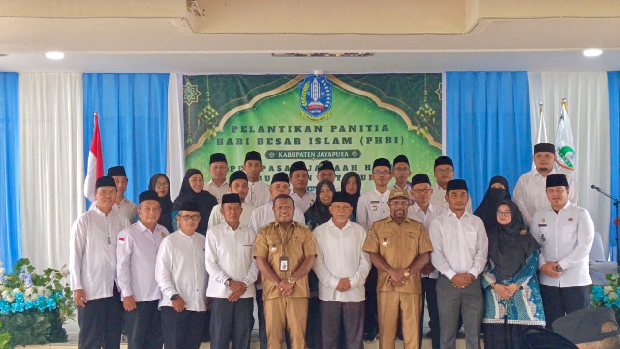Bupati Jayapura, Dr. Yunus Wonda, S.H., M.H., bersama Wakil Bupati Jayapura Haris Richard Yocku, S.H., saat foto bersama dengan pengurus Panitia Hari Besar Islam (PHBI) Kabupaten Jayapura yang dirangkaikan dengan pelepasan Jemaah Haji Kabupaten Jayapura tahun 2026, serta kegiatan halal bihalal Pemerintah Daerah Kabupaten Jayapura yang dilaksanakan di Halaman Kantor Bupati Jayapura. Selasa (28/04/2026)