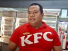 Restaurant General Manager (RGM) KFC Sentani, Kenny Roger Gaspers, saat di wawancara di KFC Sentani. Rabu (08/07/2026)