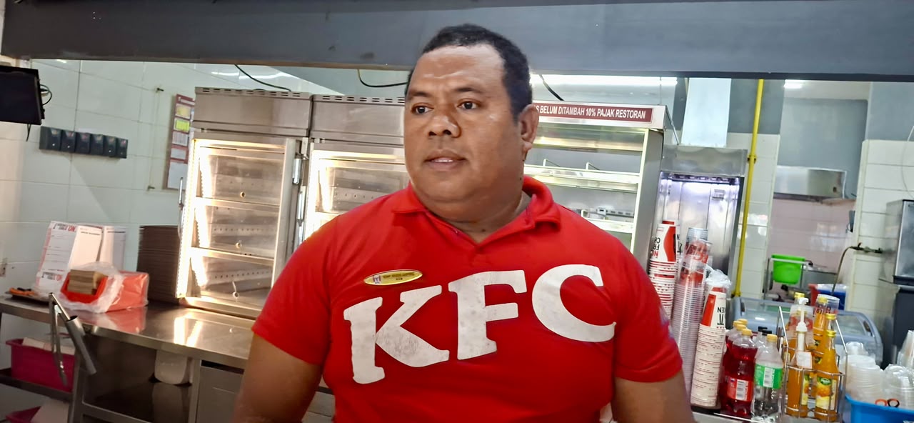 Restaurant General Manager (RGM) KFC Sentani, Kenny Roger Gaspers, saat di wawancara di KFC Sentani. Rabu (08/07/2026)