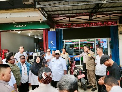 Suasana tim gabungan lintas OPD melakukan pendataan dan sinkronisasi data perizinan untuk memastikan seluruh objek reklame telah memenuhi ketentuan yang berlaku di Sentani. Rabu (8/7/2026)