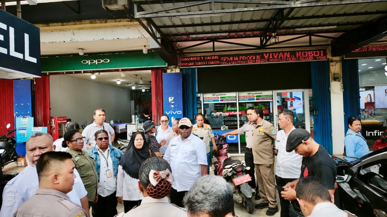 Suasana tim gabungan lintas OPD melakukan pendataan dan sinkronisasi data perizinan untuk memastikan seluruh objek reklame telah memenuhi ketentuan yang berlaku di Sentani. Rabu (8/7/2026)