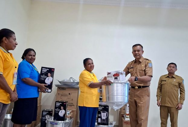 Asisten II Bidang Perekonomian dan Pembangunan Setda Kabupaten Jayapura, Dr. Abdul Rahman Basri, didampingi Kepala Dinas Koperasi dan UMKM Kabupaten Jayapura, Haryanto, saat menyerahkan bantuan kepada salah satu peserta UMKM di Hotel Yuda Sentani. (Selasa 07/07/2026)
