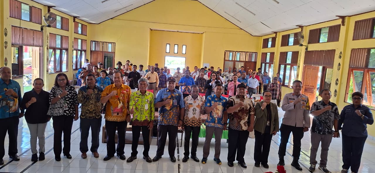 Foto bersama pelatihan data statistik sektoral Orang Asli Papua (OAP) Wilayah Pembangunan II Tahun 2026 yang berlangsung di Kantor Distrik Depapre. Kamis (25/06/2026)