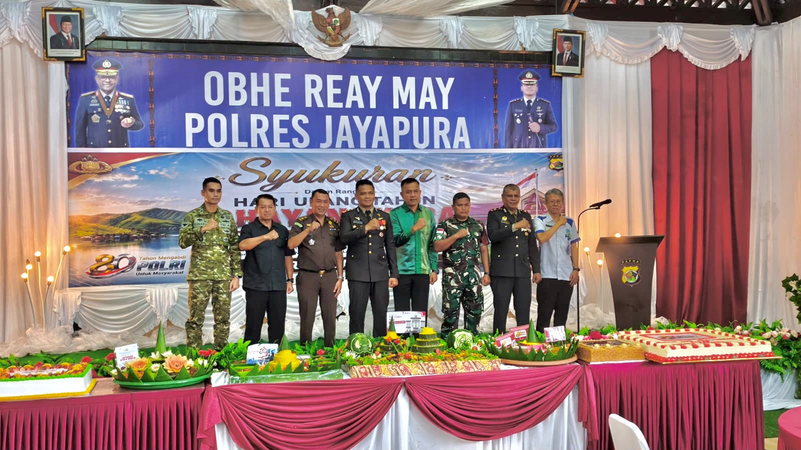Kapolres Jayapura AKBP Dionisius V.D.P. Helan, S.I.K., M.H., M.Tr.Mil., saat foto bersama dengan Asisten II Bidang Perekonomian dan Pembangunan Setda Kabupaten Jayapura, Dr. Abdul Rahman Basri, S.Sos., M.KP., serta Forkopimda di Obhe Reay May Polres Jayapura. Rabu (1/7/2026)