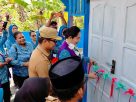 Momen pengguntingan pita oleh Ketua TP-PKK Kabupaten Jayapura, Ny. Dewi Sartika S. Wonda,S.Par., sebagai tanda diresmikannya Posyandu Cendrakasih Nimbokrang. Senin (6/7/2026)