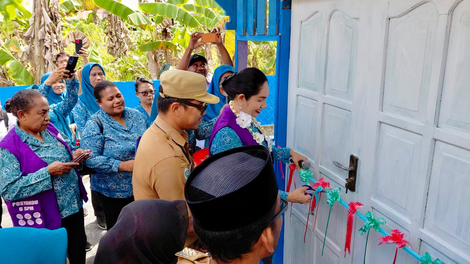 Momen pengguntingan pita oleh Ketua TP-PKK Kabupaten Jayapura, Ny. Dewi Sartika S. Wonda,S.Par., sebagai tanda diresmikannya Posyandu Cendrakasih Nimbokrang. Senin (6/7/2026)